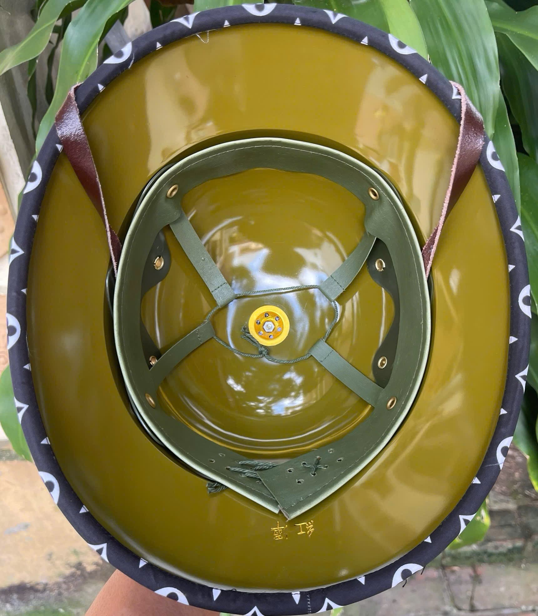 Mũ Cối Đen LV Nam Nữ – Mũ Cối Nhựa PC Cao Cấp, Thoáng Mát, Bền Bỉ